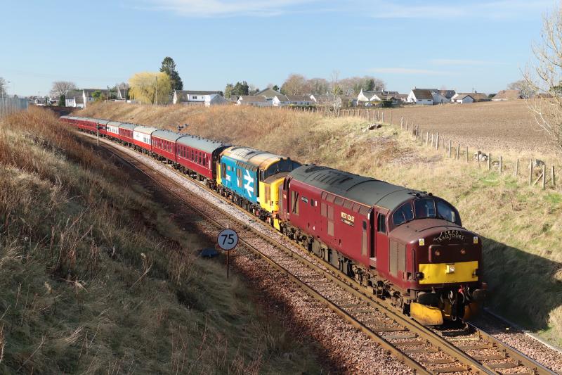 37685 and 37403 approach Stanley Jnc.: 37 685 Loch Arkaig and 37 403 Isle of Mull approach Shiellhill bridge, Stanley Jnc. on 1Z37 0624 Linlithgow to Aviemore on March 19th 2022. Photo of 37685 and 37403 approach Stanley Jnc.