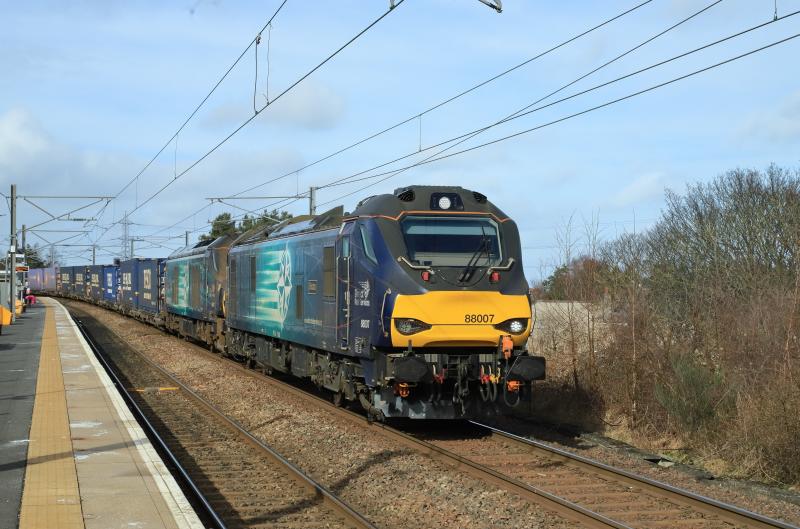 4Z48: 88007 + 68017 on 4Z48 12.00 Mossend Euroterminal to Daventry passing Newcraighall station on 12/03/2023 Photo of 4Z48