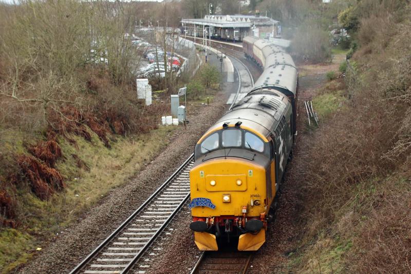Photo of 37403 passing Dunfermline City with The BWC Charter