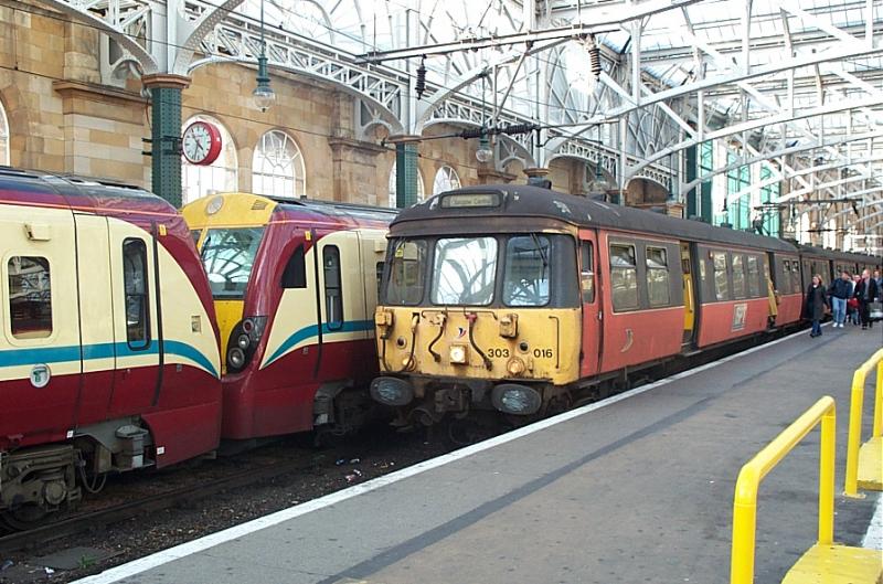 303016 at Glasgow Central (29-Sept-2001): EMU 303016 at Glasgow Central, along side a pair of new class 334 units.
Photographed 29 Septmeber 2001, Photo of 303016 at Glasgow Central (29-Sept-2001)