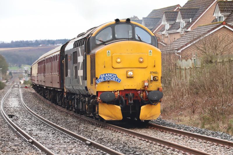 37 403 Isle of Mull at Ladybank: 37 403 Isle of Mull approaches Anniesmuir UWC, Ladybank on 1Z30 1044 Linlithgow to Inverness. Photo of 37 403 Isle of Mull at Ladybank