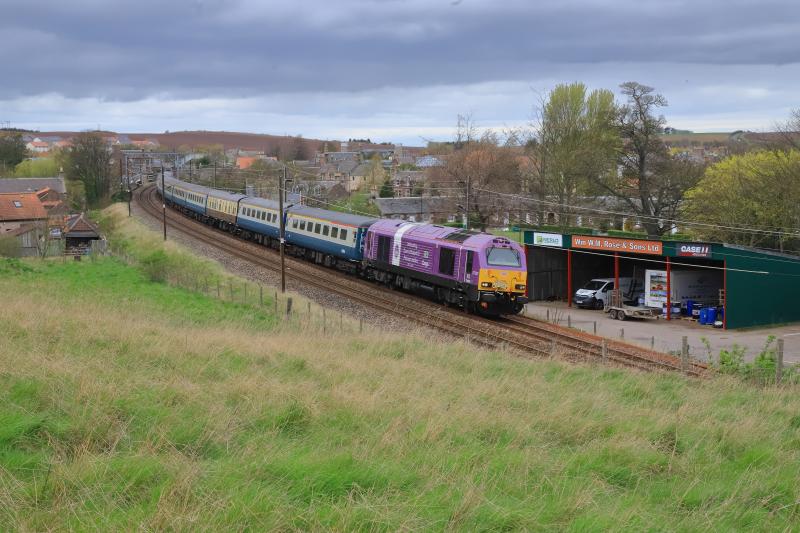 1Z87: 67007 on 1Z87 09.58 Dumbarton Central to Dorridge passing East Linton on 17/04/2023 Photo of 1Z87