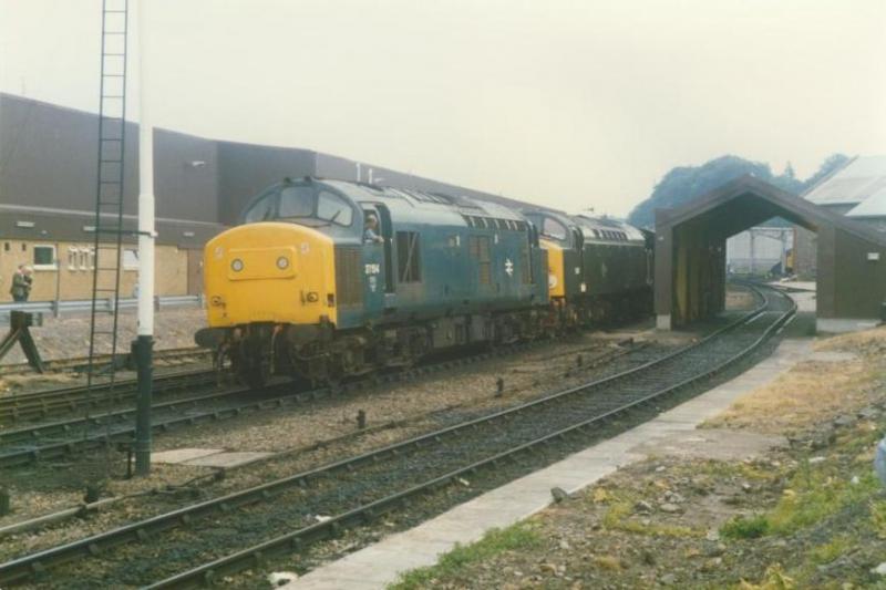 37 154 & the green Class 40.: 37154 and green 40122 at the Inverness MPD Open Day (anyone able to help out with the date ?) Photo of 37 154 & the green Class 40.