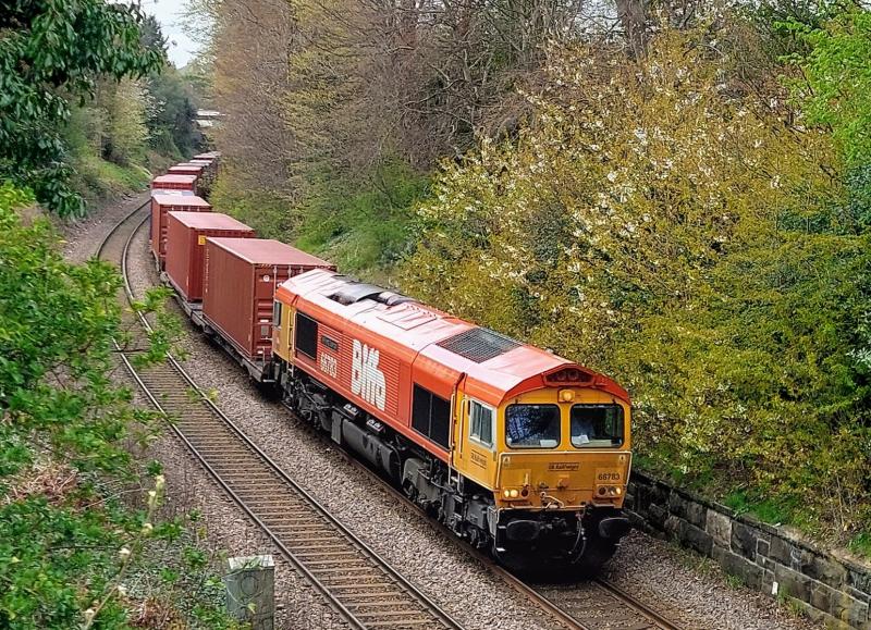 Fresh Orange: Apparently recently cleaned 66783 The Flying Dustman
working 4E04 Mossend PDS to Doncaster Iport at Braid
Avenue (Sub), 25.04.2023. Photo of Fresh Orange