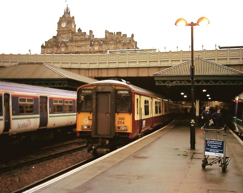 Photo of 318254- the first electric in platform 16 at Waverley