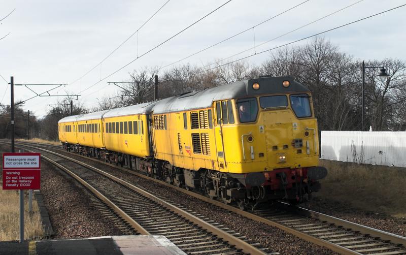 31285 approaches Longniddry: 31285, working 1Q21 (Mossend - Derby RTC) approaches Longniddry on the ECML. The WCML was closed for maintenance south of Carstairs, 7 February 2009. Photo of 31285 approaches Longniddry