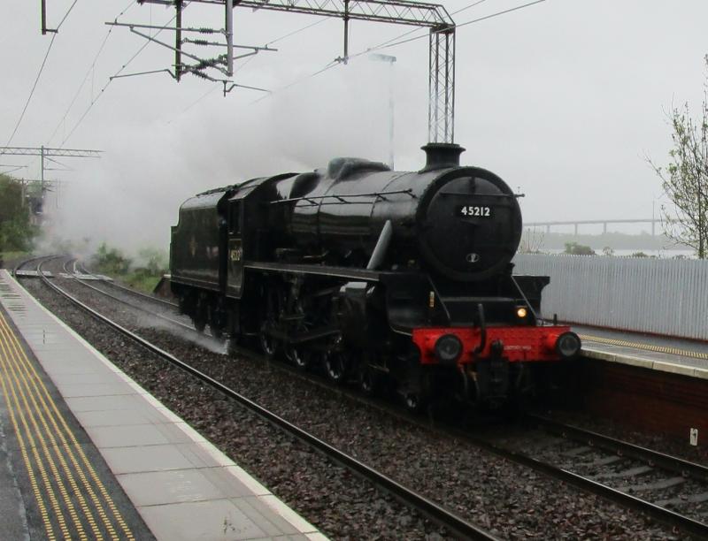 45212 passing Bowling station: 45212 Photo of 45212 passing Bowling station