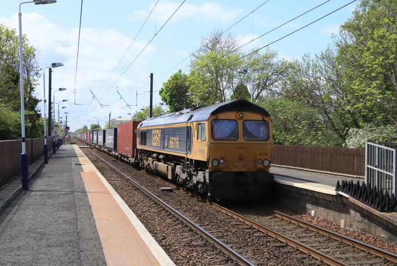 4E04: 66716 on a late running 4E04 11.06 Mossend to Doncaster at Kingsknowe on 16/05/2023 Photo of 4E04