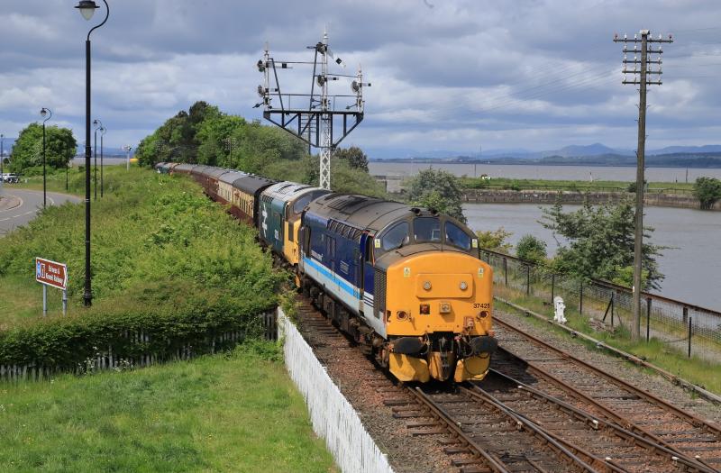 37425: 37425 with 37025 & 37403 on the rear returning from Manuel approaching Boness at 12.32 on 27/05/2023 Photo of 37425