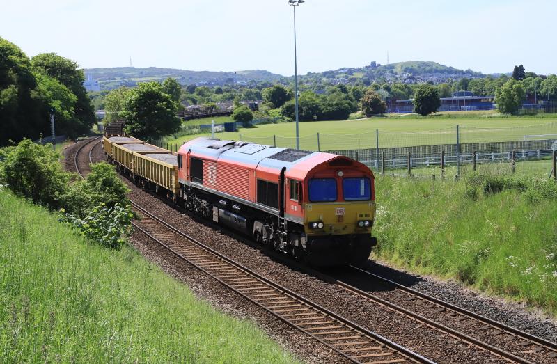 6S50 107 minutes Early: 66165 on 6S50 12.19 Carlisle N.Y. to Millerhill S.S. passing Peffermill Playing Fields on 02/06/2023 Photo of 6S50 107 minutes Early