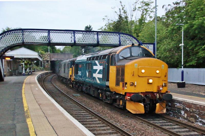 37403 on the Aberdeen beds passing Aberdour: 37403 'Isle of Mull' + 73966 1A25 2115 London Euston to Aberdeen, passing Aberdour, 04:49 on 8th June 2023.
Photo of 37403 on the Aberdeen beds passing Aberdour