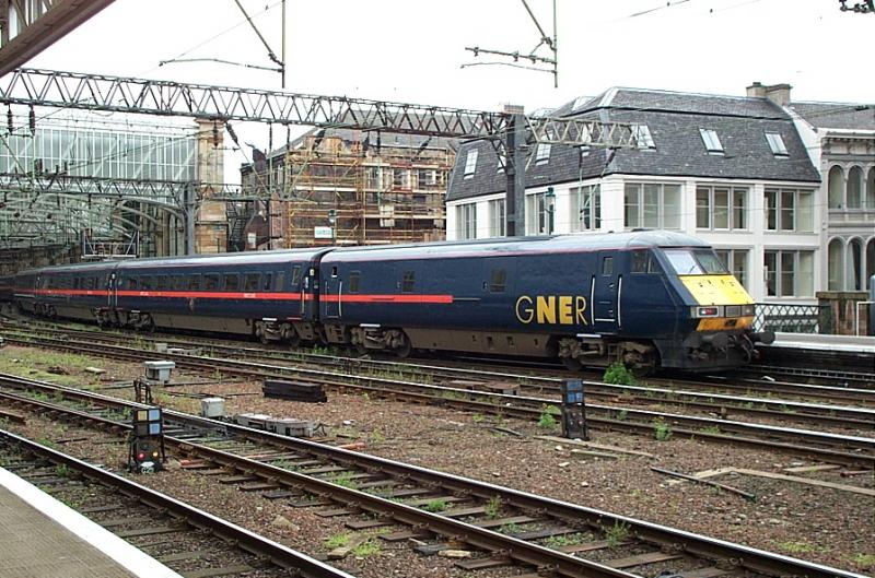 Photo of Mk4 DVT in GNER Livery, at Glasgow Central (21-July-2001)