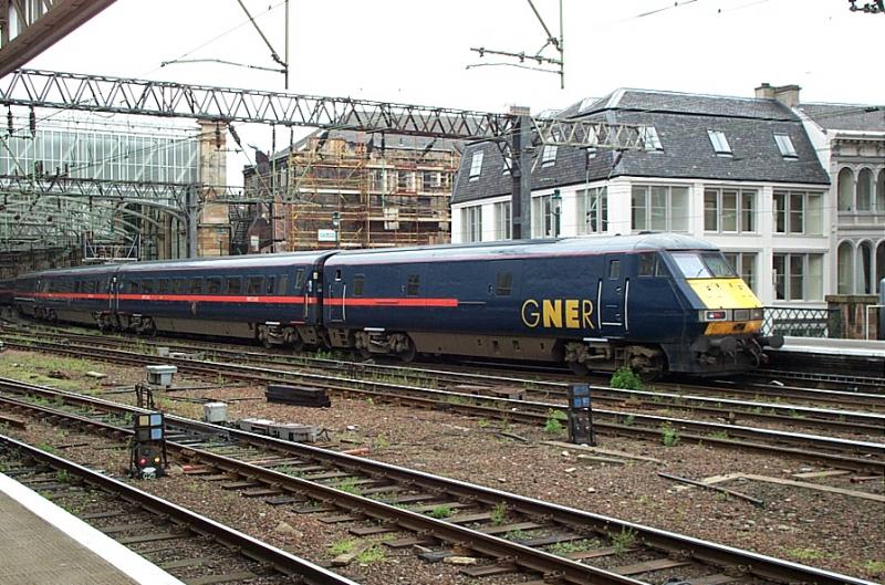 Mk4 DVT in GNER Livery, at Glasgow Central (21-July-2001): Mk4 Driving Van Trailer in GNER livery (pre-refurbishment), at Glasgow Central, 21 July 2001. Photo of Mk4 DVT in GNER Livery, at Glasgow Central (21-July-2001)