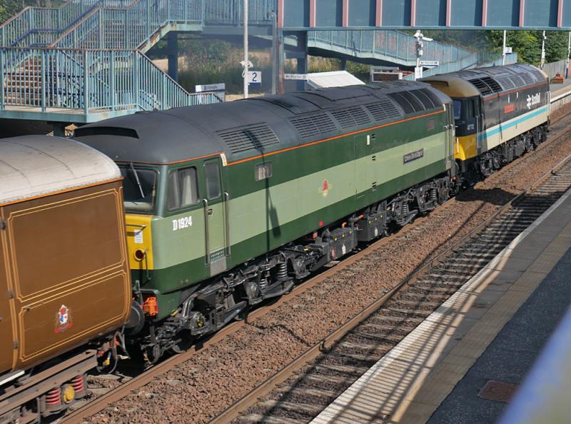 Dalgety 47s: LSL’s ‘The Statesman’ speeds through Dalgety Bay with 47712 ‘Lady Diana Spencer’ and D1924 ‘Crewe Diesel Depot’ in charge, heading for Inverness.
26 August.
Photo of Dalgety 47s