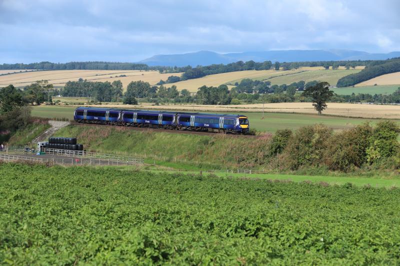 170 450 at Baldinnies farm.: 170 425 passes Baldinnies farm (near Dunning, Perth and Kinross) on 1L59 1010 Glasgow Queen Street to Dundee. Photo of 170 450 at Baldinnies farm.