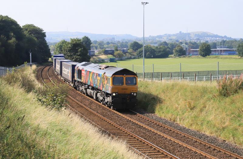 66718 with Yellow Cab Windows: 66718 on 4E04 11.06 Mossend P.D. Stirling to Doncaster Iport passing Peffermill Playing Fields on 06/09/2023.Yellow warning on cabs now surrounds the windows Photo of 66718 with Yellow Cab Windows