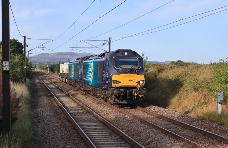 6S43: 88007 + 68003 on 6S43 06.24 Carlisle Kingmoor to Torness approaching Wallyford on 12/09/2023 Photo of 6S43