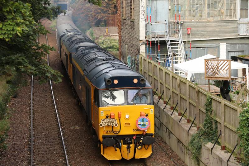 50 049 and 50 007 on 1Z52: 50 049 Defiance and 50 007 Hercules approach Mayfield Road on the Edinburgh suburban line on Pathfinder tours
late running 1Z52 1710 Edinburgh to Swindon. Photo of 50 049 and 50 007 on 1Z52