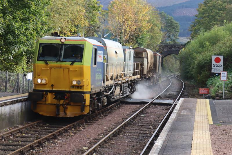 NR D98961/DR98911 @ Taynuilt: Arriving into Taynuilt this morning with the HP Sprayers working. Working as 3S96. Currently working Tuesday's & Thursday's from Mossend to Oban and back. Photo of NR D98961/DR98911 @ Taynuilt