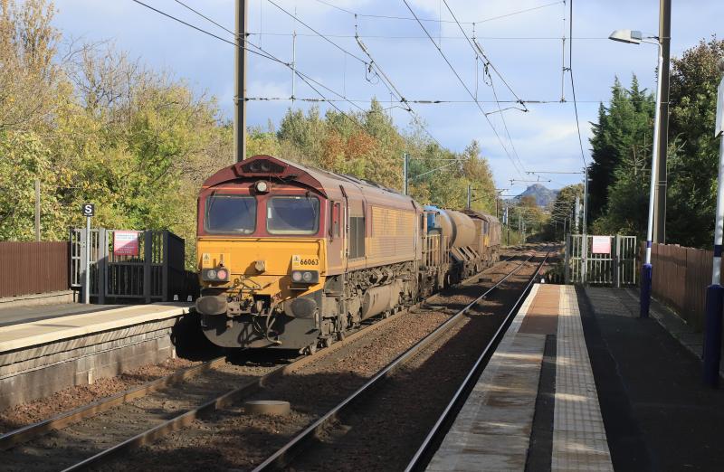 3S93: 66109 & 66063 on 3S93 07.48 Stirling to Slateford Depot at Kingsknowe on 12/10/2023. Locos getting dirty Photo of 3S93
