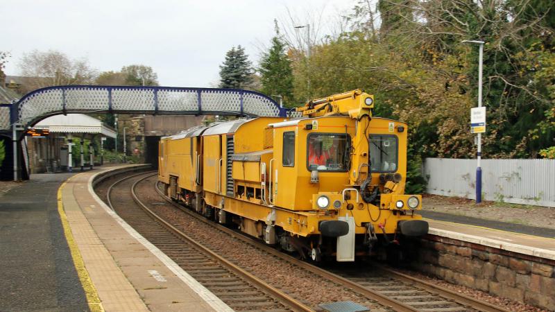 DR 80215 6U35 0914 Slateford Depot to Dundee C.S.: DR 80215 passing Aberdour working as 6U35 09:14 Slateford Depot - Dundee C.S., 30th October 2023. Photo of DR 80215 6U35 0914 Slateford Depot to Dundee C.S.