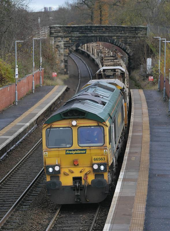 Dalgety RDT: Freightliner 66563 runs through Dalgety Bay with 6K20 Auchterarder - Millerhill Rail Drop Train on 19 November. Photo of Dalgety RDT
