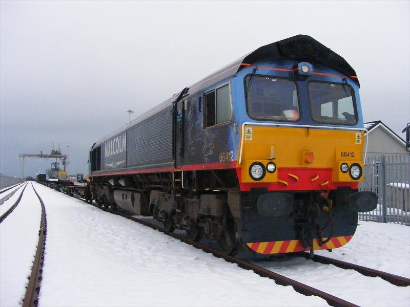 66412: 66412 stands in a snowy Craiginches whilst getting unloaded having worked 4A13 from Grangemouth, then to get reloaded with boxes for Grangemouth as 4N83 12-02-09 Photo of 66412