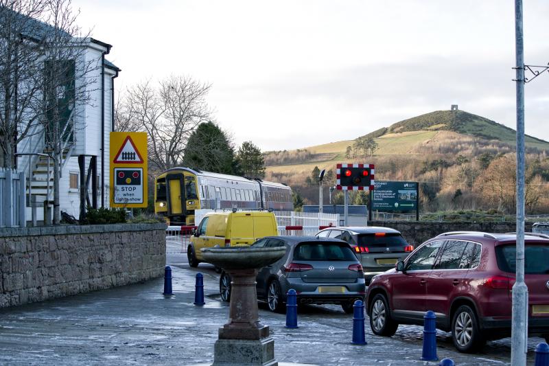 158736.jpg: ARRIVING A FEW MINS LATE AT INSCH WITH 12.38 FROM IS TO ABDN Photo of 158736.jpg