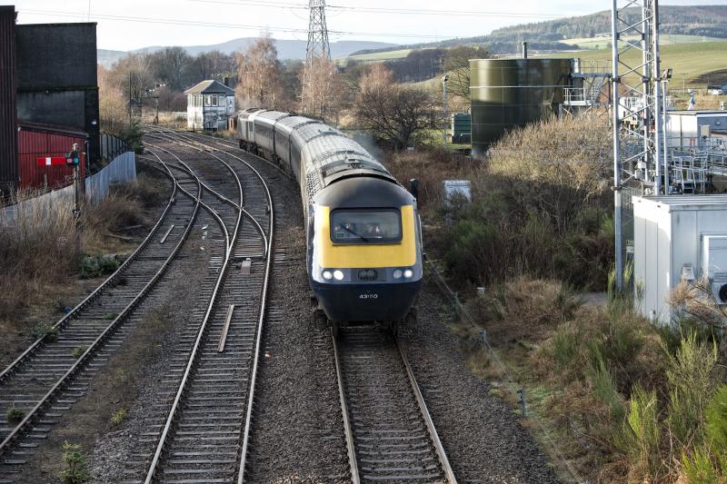 43150-125 (3).jpg: A NICE WAVE AND A FRIENDLY TOOT , Photo of 43150-125 (3).jpg