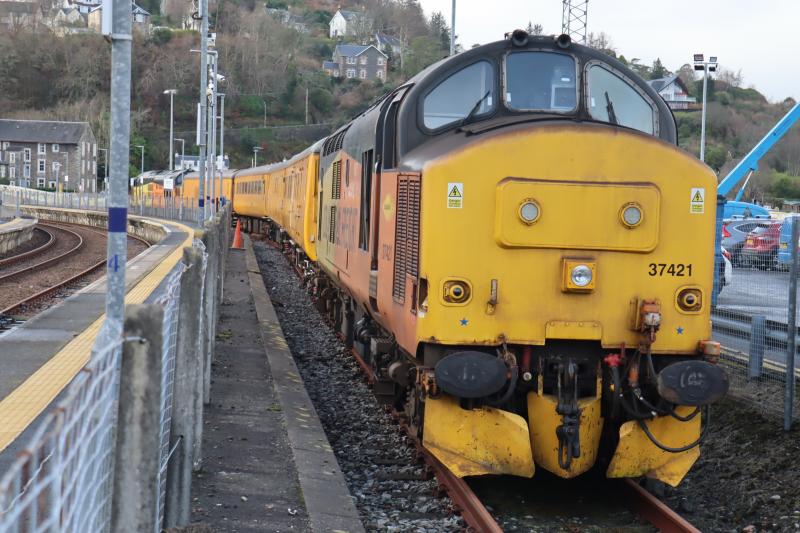 3Q31 @ Oban: TnT with 37421 & 37219 in siding at Oban today having arrived overnight from Mossend. Should head off to Fort William this evening. Only 4 carriages so wonder why it needs 2x37's? 9701 is tucked behind 37421. Photo of 3Q31 @ Oban