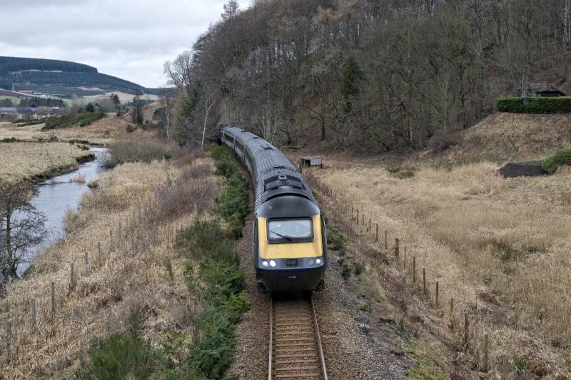 43145-148 SLEDBRIG 17.2.24.jpg: A NICE THUMBS UP FROM 2ND MAN IN CAB AT SLEDBRIG HEADING FOR ABERDEEN Photo of 43145-148 SLEDBRIG 17.2.24.jpg