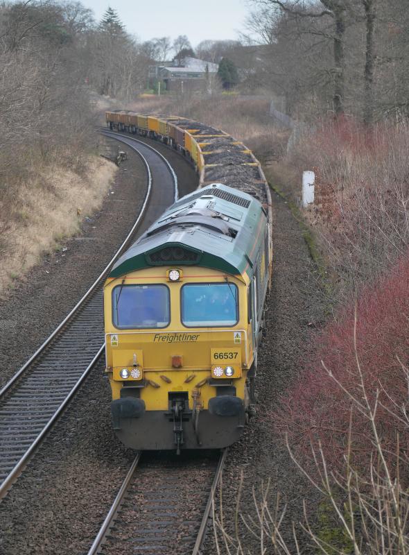 Dalgety 66537: Freightliner 66537 approaches Dalgety Bay with 6K06 from Newburgh to Millerhill. Thanks for the wave and toots! Photo of Dalgety 66537