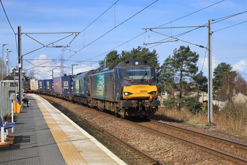 4Z48: 88005 + 68005 on 4Z48 12.00 Mossend Euroterminal to Daventry passing Brunstane on 31/03/2024 Photo of 4Z48