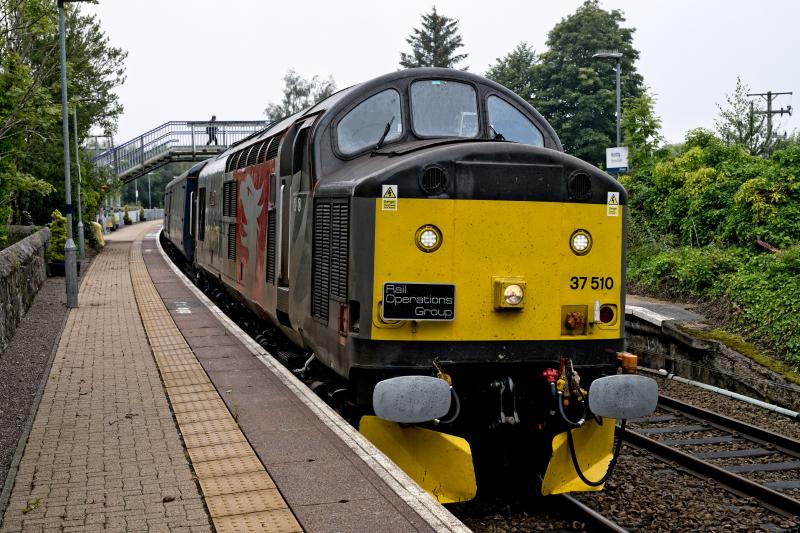 37510 HUNTLY 6.9.24 (1).jpg: HAVING A REST AT HUNTLY-----ONLY 1 MIN LATE AT INVERNESS Photo of 37510 HUNTLY 6.9.24 (1).jpg