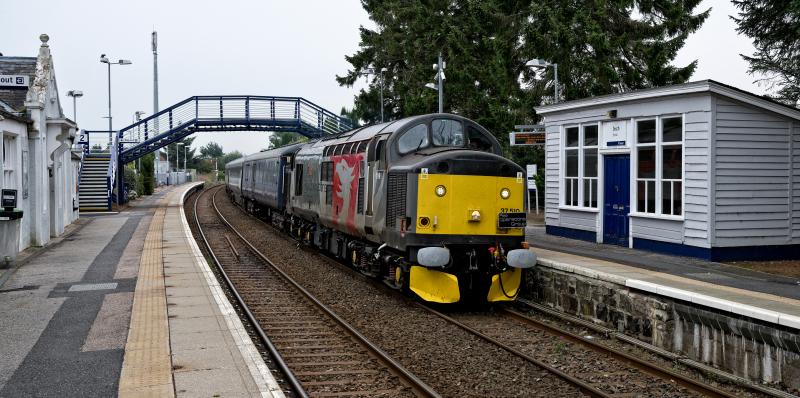 37510 INSCH 6.9.jpg: 37510 DEPARTED DONCASTER AT 00.30 AND WAS ONLY 4 MINS LATE AS IT PASSED THOUGH INSCH WITH HST COACHES FOR INVERNESS.
NOT TOO SHABBY FOR A LOCO DATING FROM 1963! Photo of 37510 INSCH 6.9.jpg