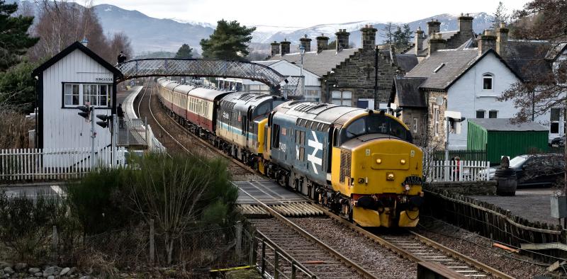 37403-409 CAPITAL HIGHLANDER KINGUSSIE 62MINS LATE 8.2.25.jpg: Photo of 37403-409 CAPITAL HIGHLANDER KINGUSSIE 62MINS LATE 8.2.25.jpg