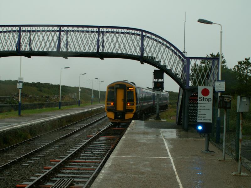 Georgemas Junction: 16.01hrs on 16th September 2007 a ScotRail train departing for Thurso Photo of Georgemas Junction