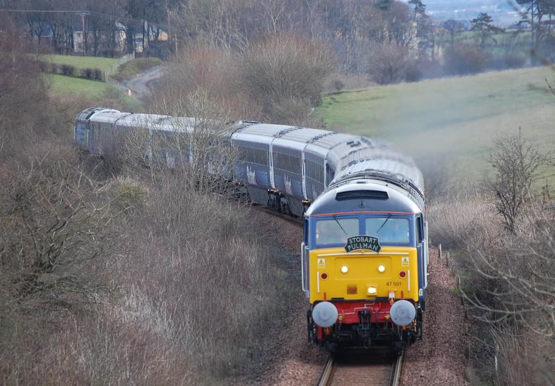 S curve Stobart: 47501 brings the Stobart Pullman round an S curve near Drybridge en routee from Barrhead to Ayr on 23rd March 08. 47802 is on the rear Photo of S curve Stobart