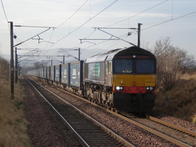 66425 on 4Z16: DRS 66425 on the 4Z16 Grangemouth - Daventry through Wallyford on 31/1/2009 Photo of 66425 on 4Z16
