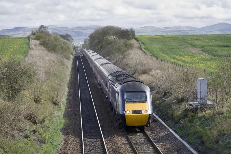 Further North!: 1S12 10.30 London KX - Aberdeen approaches the summit of the Forth bridge as it nears Dalmeny on 9 April 2007 Photo of Further North!