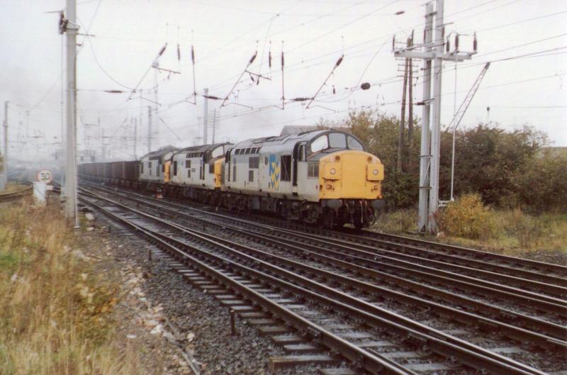 Mossend- Triple Header to Ravenscraig: Class 37s accelerate away from Mossend.
What a time and place to spend a lunch break.
A noise I shall never forget. Photo of Mossend- Triple Header to Ravenscraig
