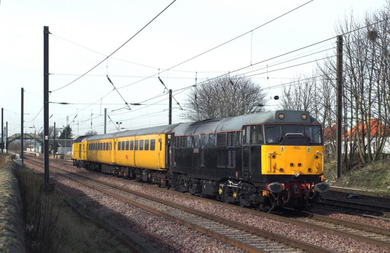 31459 passing Prestonpans: 31459 working 5Z14 (Craigentinny - Derby) with NR HST power car 43014 on the rear. 17 Feb 2009 Photo of 31459 passing Prestonpans
