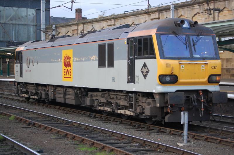 No traffic: 6O12 Carlisle to Eastleigh had no traffic so 92037 Sullivan ran as 0O12 at leat as far as Warrington on 22nd Oct 2008 Photo of No traffic