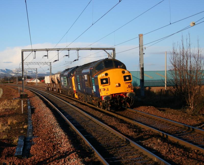 Flasks: 37087 & 37682 approach Prestonpans on 04.03.09, with the 6S43 Carlisle - Torness flasks. Photo of Flasks