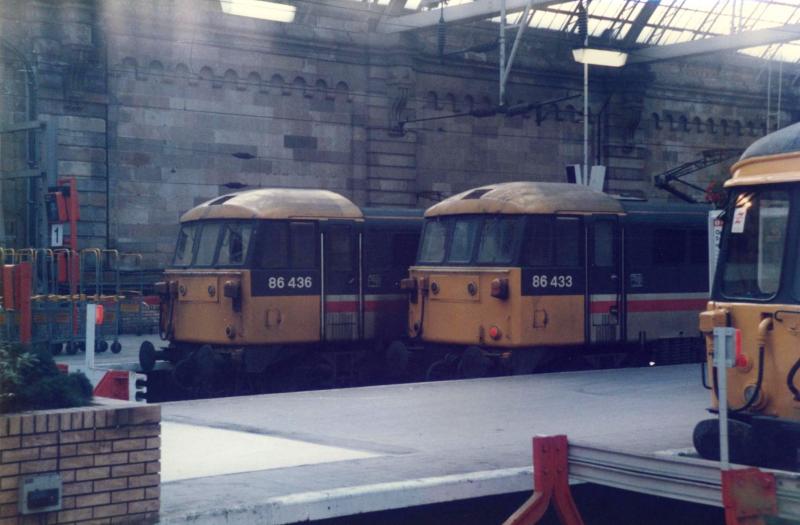 Class 86's resting at Glasgow Central: 2 Class 86's resting at the buffers in Glasgow Central High Level Station. Photo of Class 86's resting at Glasgow Central