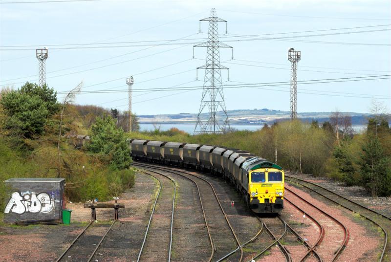 Freightliner at Cockenzie: 66564 propels its train towards the coal drops at Cockenzie Power Station. 1 April 2009 Photo of Freightliner at Cockenzie