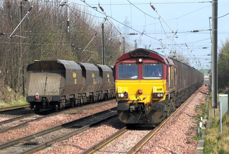 All Change at Cockenzie: The red team with 66118 works 4B03 empties from Cockenzie whilst the green team sits in Prestonpans DPL (with 66564 at its head) with 6B32 loaded from Ravenstruther. 3 April 2009 Photo of All Change at Cockenzie