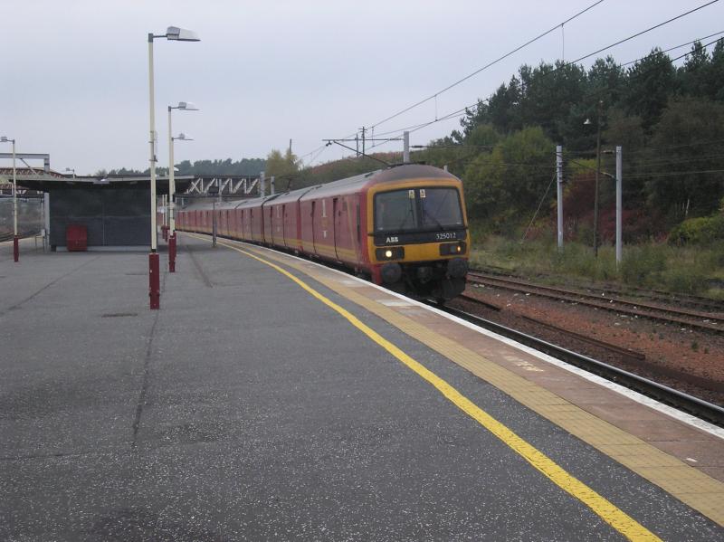 325 Mail Units: 325012 leads another two 325 sets through Carstairs on 17.10.06 with the 1M44 Shieldmuir - Warrington RMT Mail. Photo of 325 Mail Units