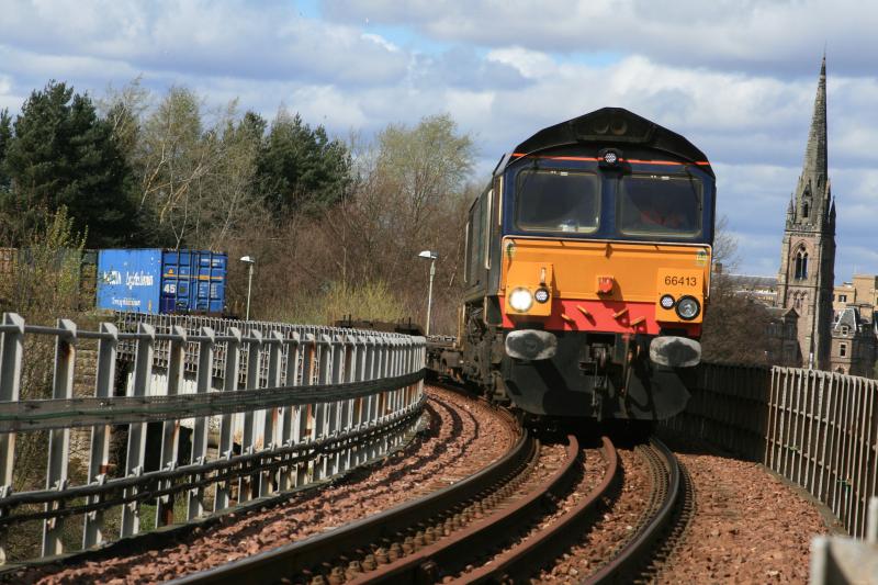 4A13 66413 Croosing R Tay at Perth 11 Apl 09: Photo of 4A13 66413 Croosing R Tay at Perth 11 Apl 09