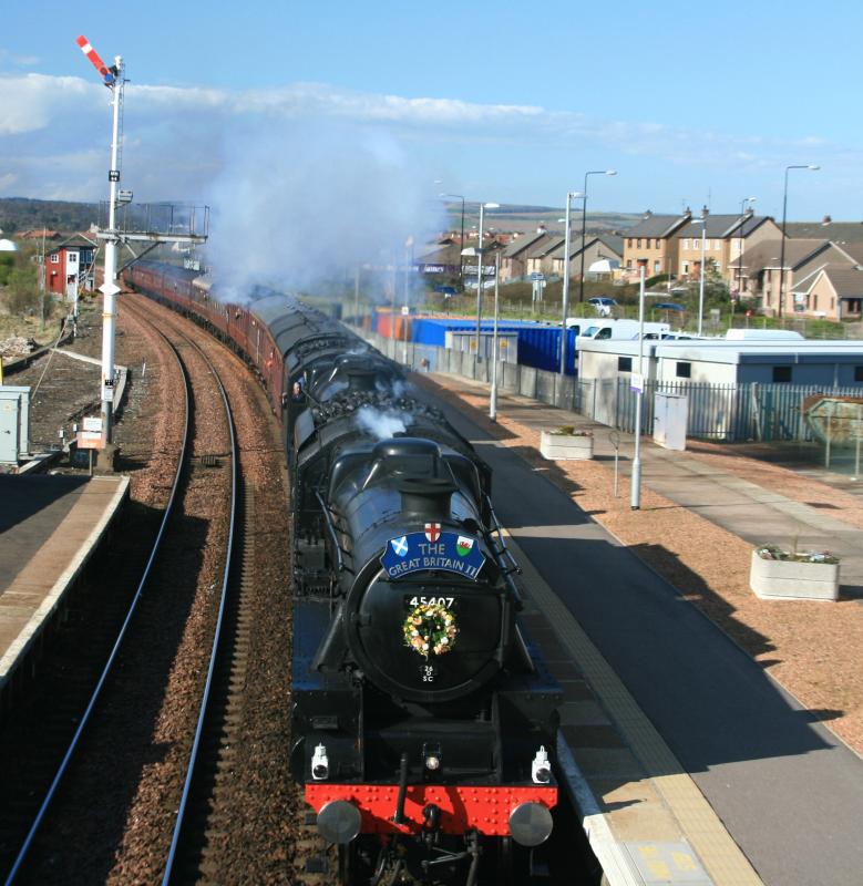 45407 leads the GB II through Montrose Easter Sunday 11 Apl 09: Photo of 45407 leads the GB II through Montrose Easter Sunday 11 Apl 09